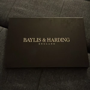 Ögonskuggspalett från Baylis & Harding - Säljer en stor ögonskuggspalett från Baylis & Harding med 20 olika nyanser i både matta och skimrande toner. Färgerna går i neutrala, bruna, gråa och rosa nyanser. Perfekt för att skapa både naturliga och mer dramatiska ögonlooker.