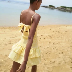 Gul volangklänning med rosett i ryggen - Artikelbeskrivning gul klänning med rutigt mönster och volangdetaljer. Klanningen har smala axelband och en söt rosett i ryggen. Storlek s men passar mig som vanligtvis har xs