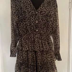 Gina leopard klänning  - Fin leopard klänning från Gina slutsåld✨🤩 Använt nån gång men är i topp skick I strl s