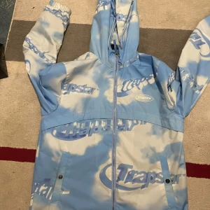Trapstar windbreaker Blå - Blå trapstar windbreaker vindjacka storlek M den är lite smutsig på vissa ställen så den behöver bara en tvätt annars inga hål eller något  