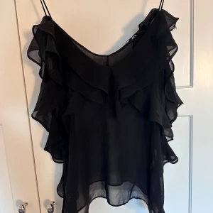 Topp -  snygg  svart volang topp ifrån zara❤️ jätte bra kvalitet 