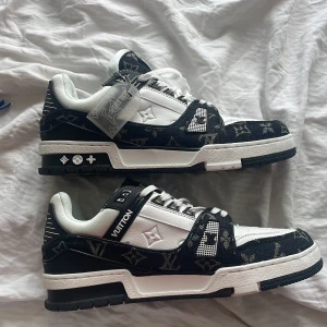 Louis Vuitton svartvita sneakers - Nya LV skor, oanvända. Säljer de eftersom de är för stora för mig, fick dom i present. 10/10 skick
