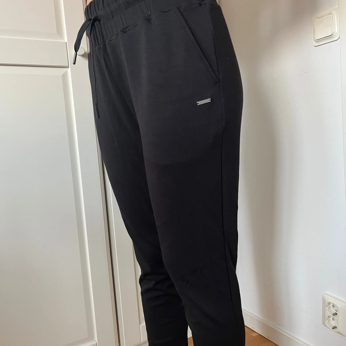 Svarta mjukisbyxor med snörning - 2