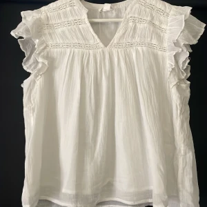 Vit topp - Fin vit topp från Gina Young som har prislappen kvar som jag tror inte säljs längre💕