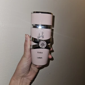 Yara parfym från Lattafa - Säljer en Yara parfym från Lattafa, luktar gott men har andra jag använder mer. Använd sparsamt!