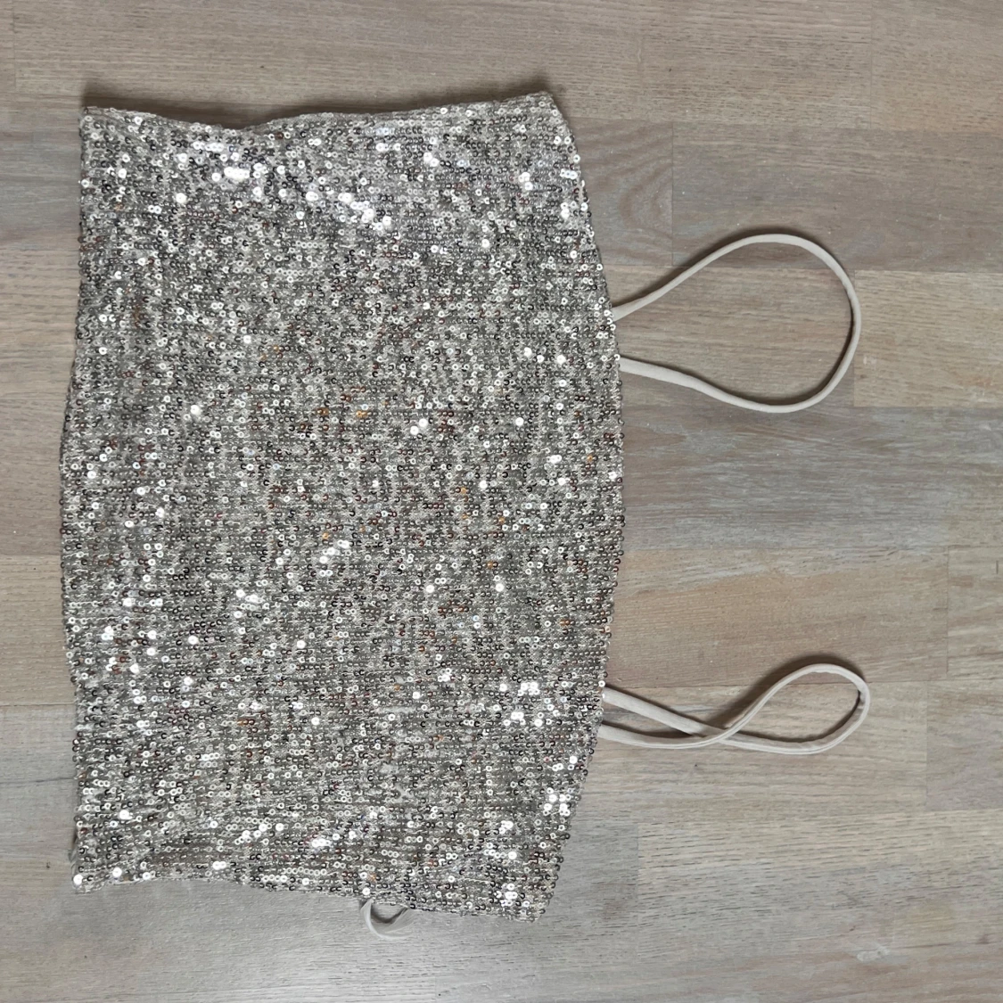 Glittrig silver tubtopp från Lindex - 1