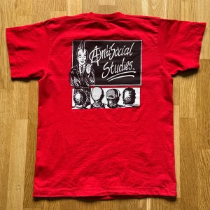 Anti Social Studies Röd T-Shirt - T-Shirt med tryck både fram och bak i färgen röd. Storlek: S, Armhåla till Armhåla: 46 cm, Längd: 61.5 cm, Axel till Armöppning: 15 cm.  Material: 100% bomull.