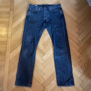 Levi's 501 - Klassiska Levis 501 jeans. Säljer då jeansen helt enkelt inte passar längre. Inga defekter förutom att lappen på baksidan är lite skrynklig vilket ni kan se på bild 4.