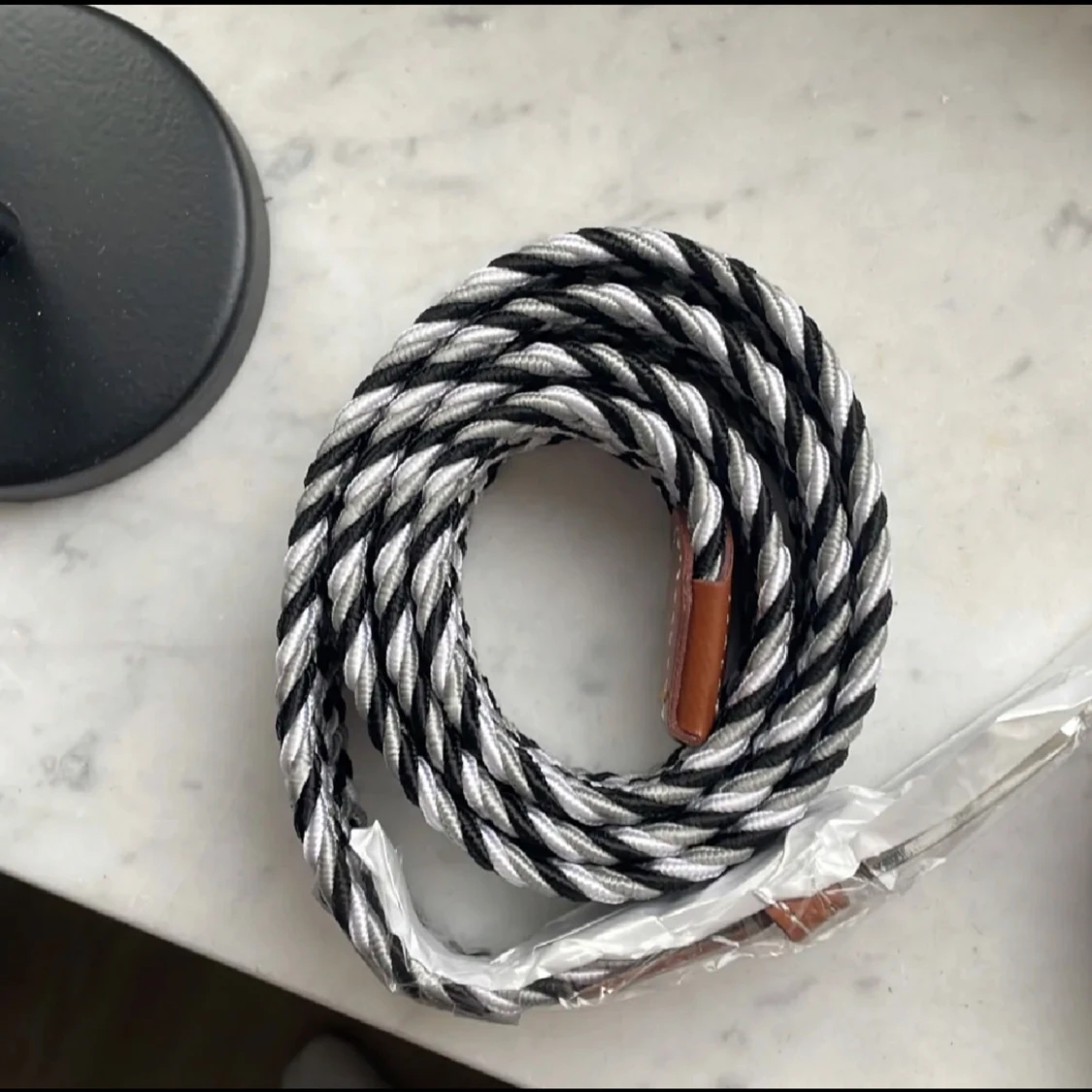 Svart och vit flätad bälte med skinn - 1