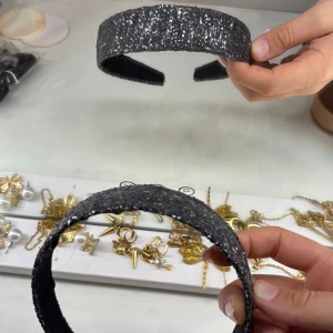 Svart glittrigt diadem - Ett brett svart diadem täckt av glittriga paljetter som ger en riktigt snygg och festlig look. Diademet har en klassisk form och är perfekt för att lyfta vilken outfit som helst med extra bling. Passar dig som vill sticka ut och glänsa lite extra.