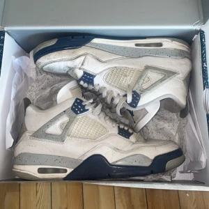 ÄKTA Jordan 4 Midnight Navy - Storlek 44 passar 43 också, Skick 7/10 finns lite defekter, Såklart äkta köpta på Sold out för 4300. Har kvitto, tvättas innan försäljning. Liten defekt på höger inne sko men syns på bilden. Och inget som syns stort när man använder