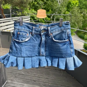 Volangkjol i jeans - Omsydd kjol från ett par gamla jeans! Midjemått i knapphöjd: 37 cm, längd fram: 29 cm och längd bak: 36 cm🫶