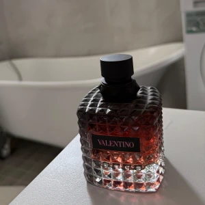 Valentino parfym med nitar - Nästan helt oanvänd, max 10 sprey som har slösats. Born In Roma Intense by Valentino är en unik hyllning till Rom och stadens solnedgångar – den framhäver din fantastiska personlighet med en kväll i den eviga staden.  Doften av Born in Roma ökar ditt beroende med en kraftfull doft av vanilj. Den förstärks av en trio av strålande jasmin och varm bensoe som lägger en förförisk attraktionskraft över aristo-punkarnas kvällar.