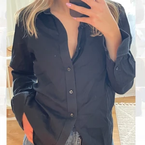 Svart klassisk skjorta i bomull - En svart, stilren skjorta! . Rak passform som är perfekt till jeans eller kostymbyxor. Rejäl, nopprar ej! Herrskjorta egentligen men passar alla! Strl M🌷