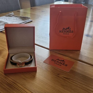 Fint H-armband - Säljer mitt fina H-armband i färgen guld och svart. Knappt använd och i bra form. Pris kan diskuteras 😁