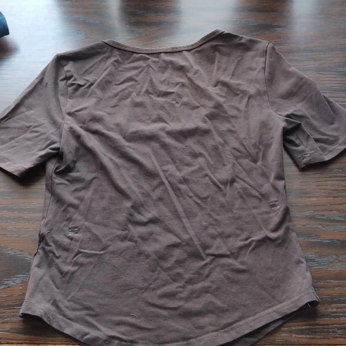 Brun kortärmad topp med vid urringning - 1