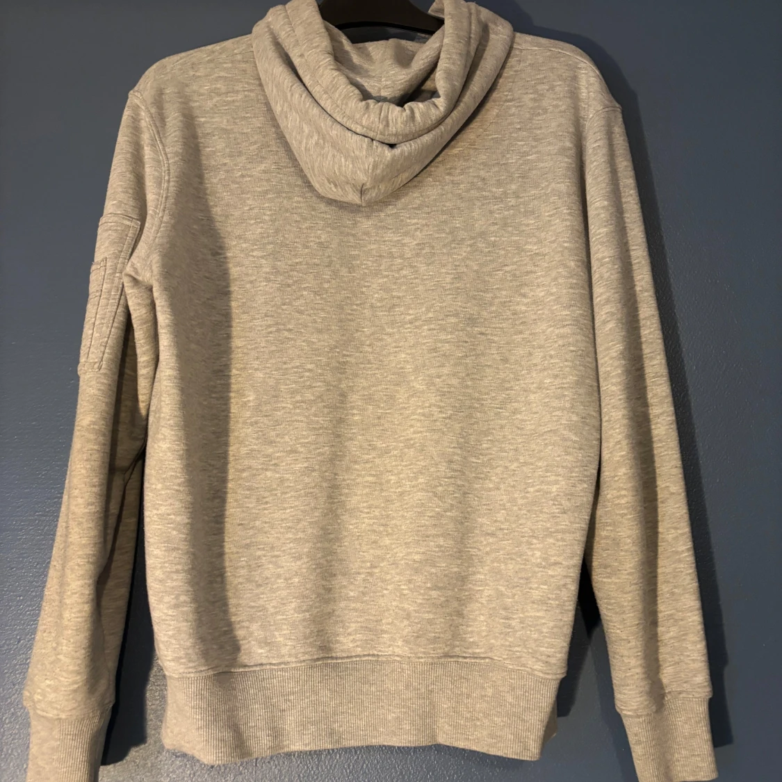 Grå hoodie från Alpha Industries - 1