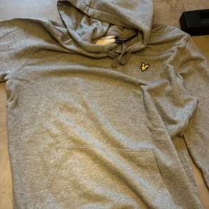 Lyle scott tröja  - En grå oanvänd lyle scott storlek l inga skador 