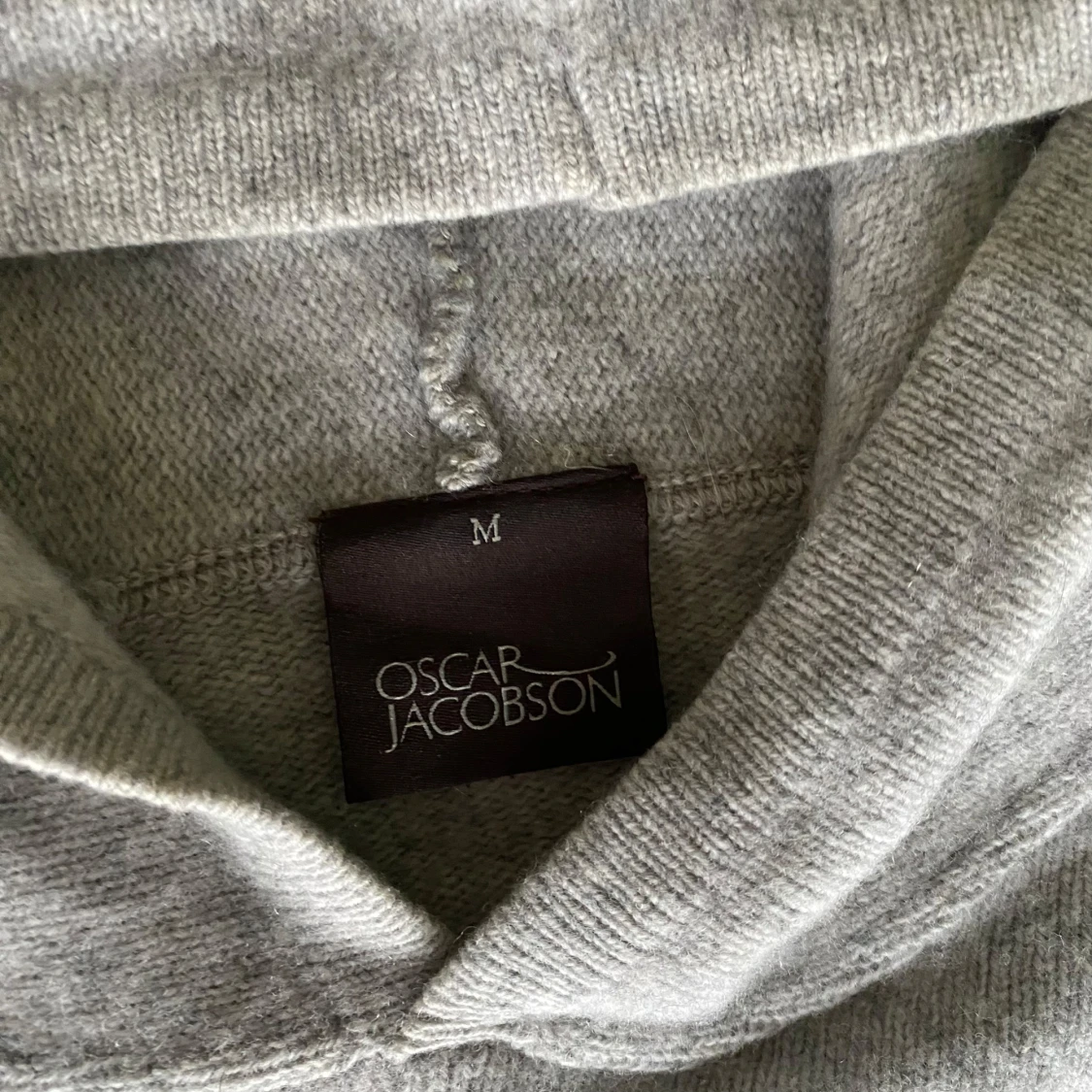 Grå hoodie i kashmir och ull från Oscar Jacobson - 2