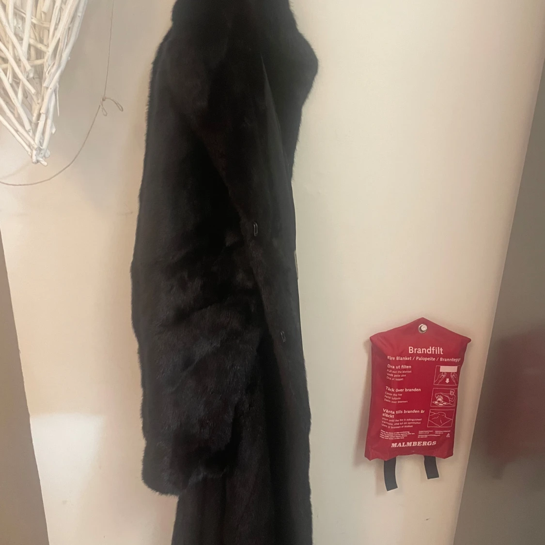 Lång mörk pälsjacka i klassisk stil - 3