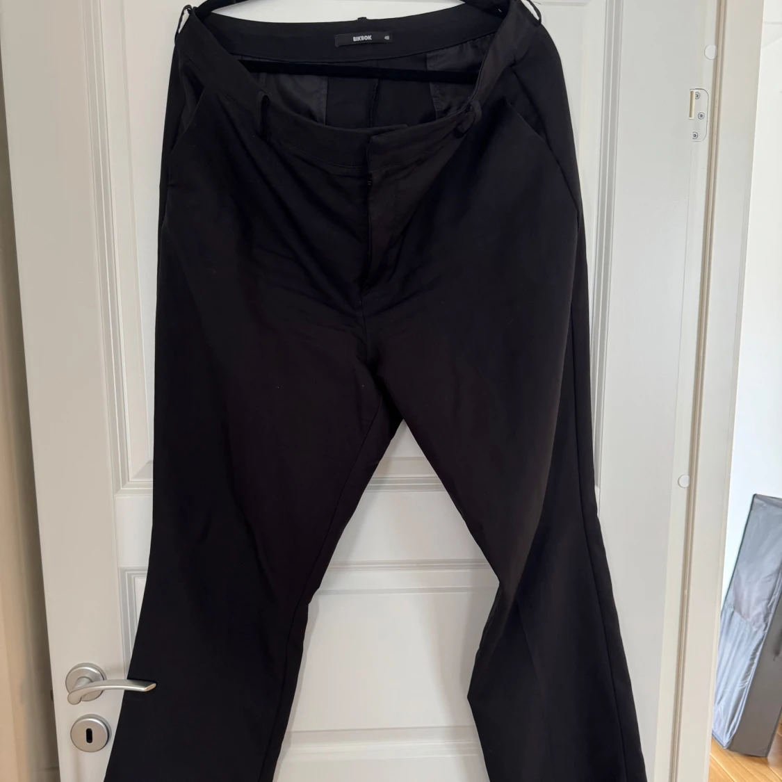 Svarta kostymbyxor från Bik Bok