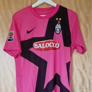 Andrea Pirlo fotbollströja Juventus 11-12 - Andrea Pirlo Juventus repIika fotbollströja 11-12. Helt ny med tag. Storlek: Small
