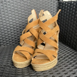 S.oliver kilklack - Klackarna är i storlek 37, använda i väldigt fint skick 