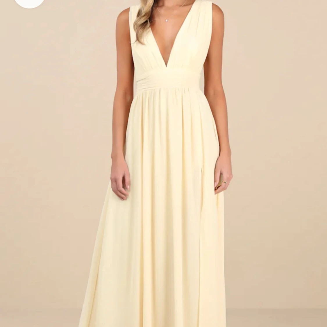 Ljusgul långklänning med djup v-ringning