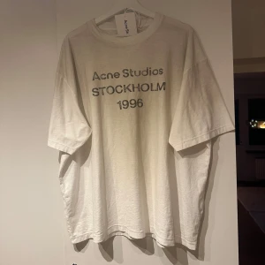 Acne Studios t-shirt - Vit oversized t-shirt från Acne Studios med tryck 'Acne Studios STOCKHOLM 1996' på bröstet.