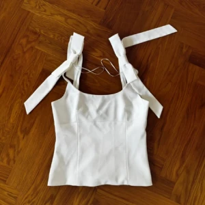 Vit Zara topp - Säljer eller byter till storlek M.