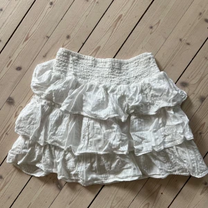 Vit volangkjol - Jättefin, inga tecken på användning