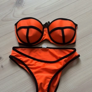Triangl bikini - Triangl bikini. Storlek M som passar 70-75 A eller B. Har även lagt ut fler färger. Det går att sätta in egna band men också att ha som en bandeau. 