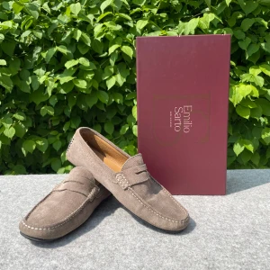 Emilio Sarto Carshoes - Jättesnygga carshoes från Emilio Sarto! Tillverkade i Italien och är i strl 41 men passar mer 42. Skicket är 8/10 små tecken av användning. Innersulans mått är 27cm. Hör av dig ifall du har några frågor!