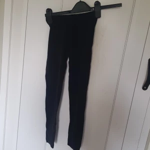 Svarta leggings i bomull - Svarta leggings i stretchigt bomullsmaterial. De har en hög midja och sitter tight hela vägen ner. Perfekta att matcha med oversized hoodie eller t-shirt för en chill look.