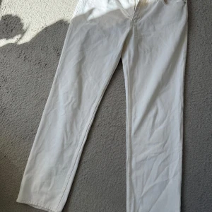Vita straight jeans från gina - Snygga vita jeans från Gina i rak modell. Knappt användna.🩷