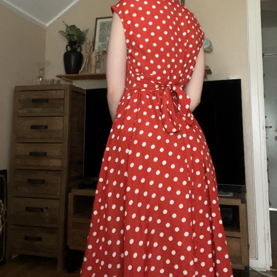 Röd prickig långklänning med knappar - 2