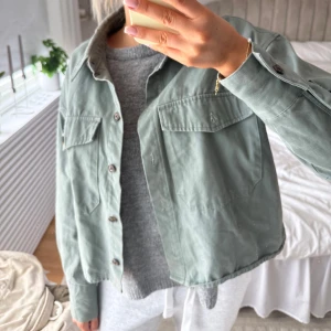 Grön jacka  - Säljer nu min älskade gröna jacka i nyskick! Storlek S🩷