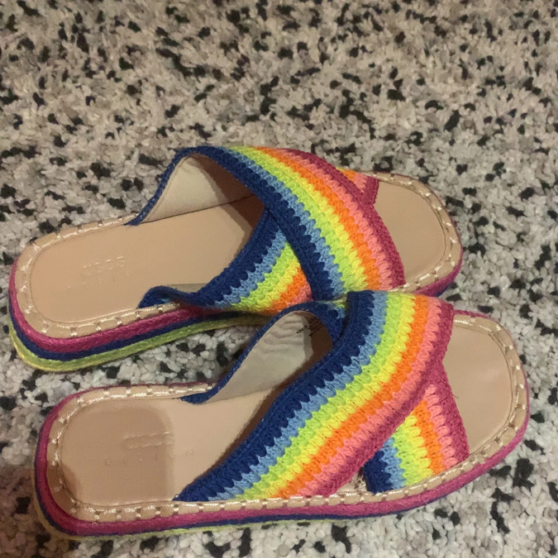 Regnbågsfärgade sandaler med virkat band