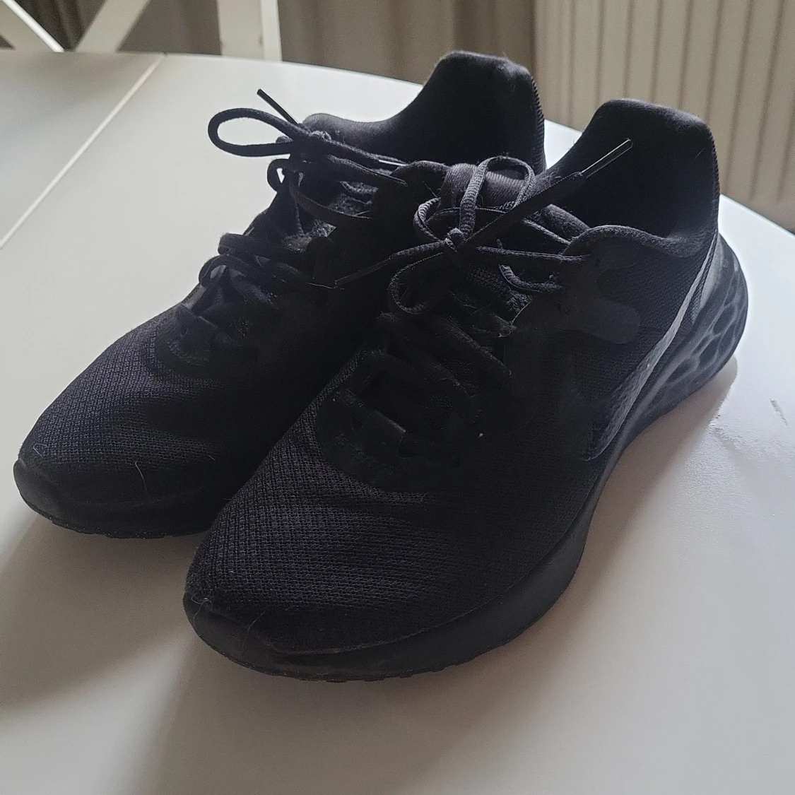 Svarta Nike sneakers med snörning