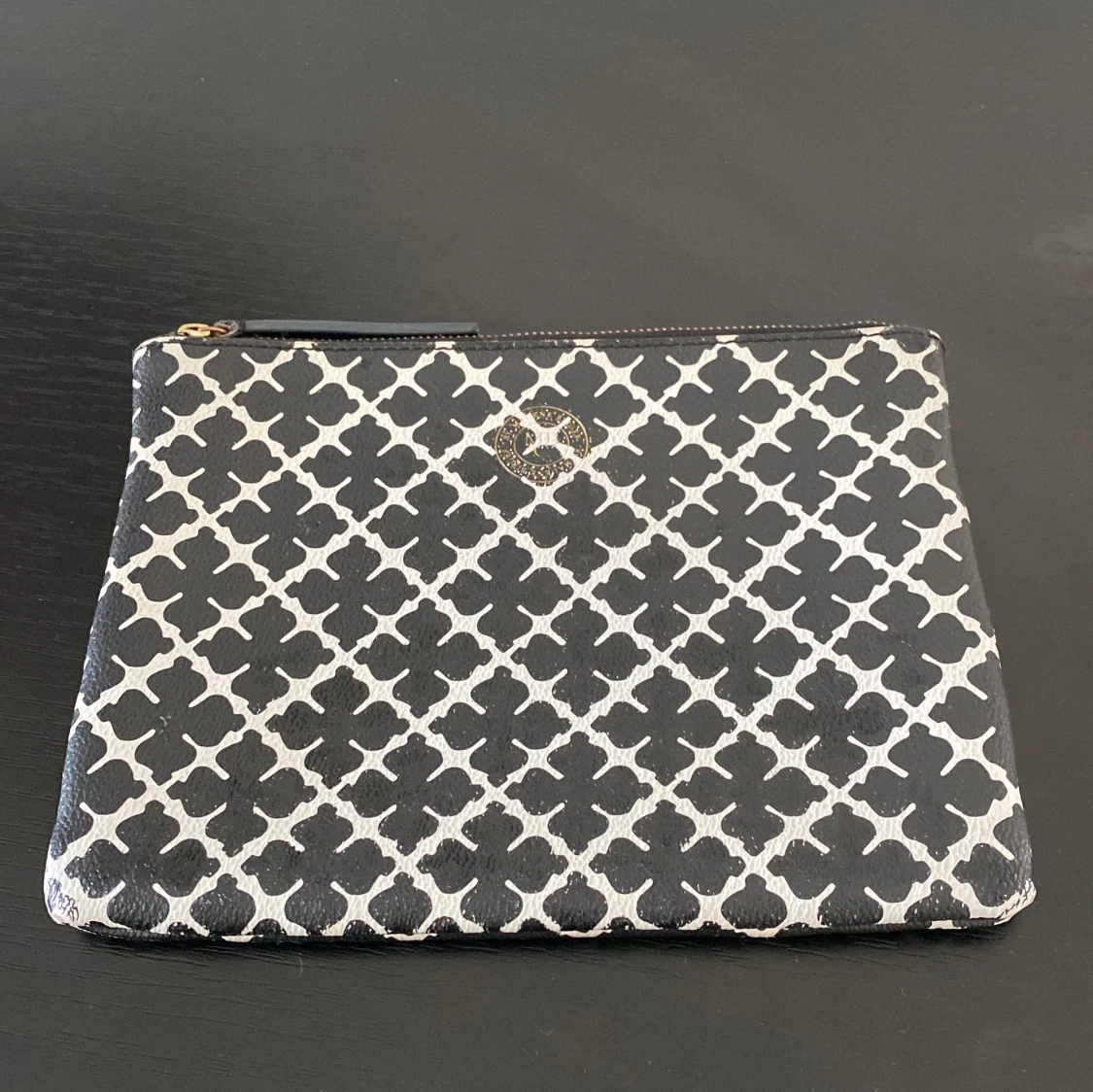 Svartvit kuvertväska från By Malene Birger