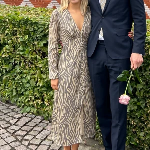 Klänning ’Paris’ från Adoore - Endast använd vid två examensceremonier förra året och är så gott som ny. 