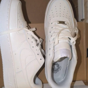 Nike Air Force 1 - Använt den bara 1 gång och det var till min studentbal