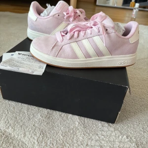 Rosa Adidas sneakers i mocka - Snygga rosa Adidas sneakers. Storlek 38/2,3 kvitto finns bara använt en gång.
