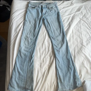 Ljusblå bootcut jeans från Zara - Säljer ett par lågmidajde jeans från Zara har i både 38 och 34 så skrov till mig om vilka ni vill köpa så gör jag en ny annons. Båda är lite slitna längst ner och även lite smutsiga men kan tvättas innan de postas💗 