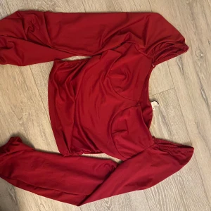 Röd långärmad topp - Endast använd ett fåtal gånger 
