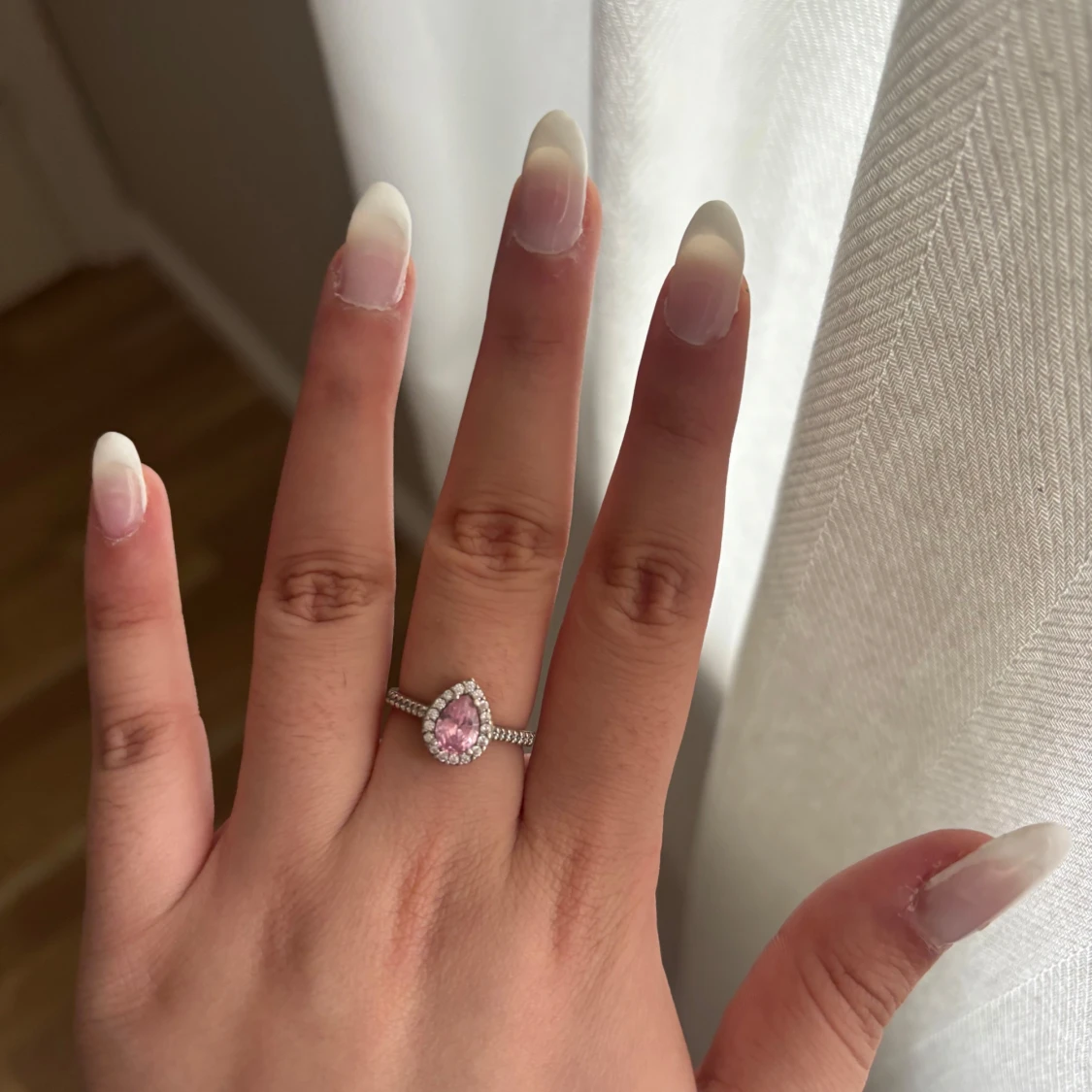 Två ringar med färgstenar och rosa sten - 1