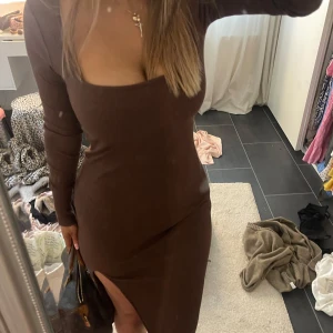 Brun ribbad långklänning  - Brun ribbad långklänning med slits 