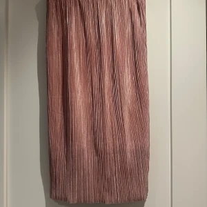Rosa glittrig kjol - Så fin rosa kjol med glittriga inslag. Går lite nedanför knät. 