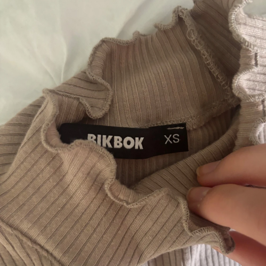 Beige ribbad tröja från BikBok - 2