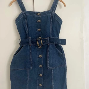 Jeansklänning  - Jeansklänning i stretchigt material använd 1 gång. 